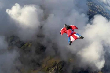 விமானத்திலிருந்து பாராசூட் மூலம் குதித்த நபர்... நடுவானில் நிகழ்ந்த பயங்கரம்: வழக்கில் தீர்ப்பு