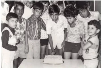 இந்த போட்டோவில் நண்பர்களுடன் இருக்கும் பிரபல கிரிக்கெட் வீரர்.. யார் தெரிகிறதா?