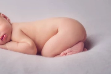 பிறந்து எட்டு நாட்களேயான சிசுவும் கொரோனாவுக்கு பலியான துயரம்