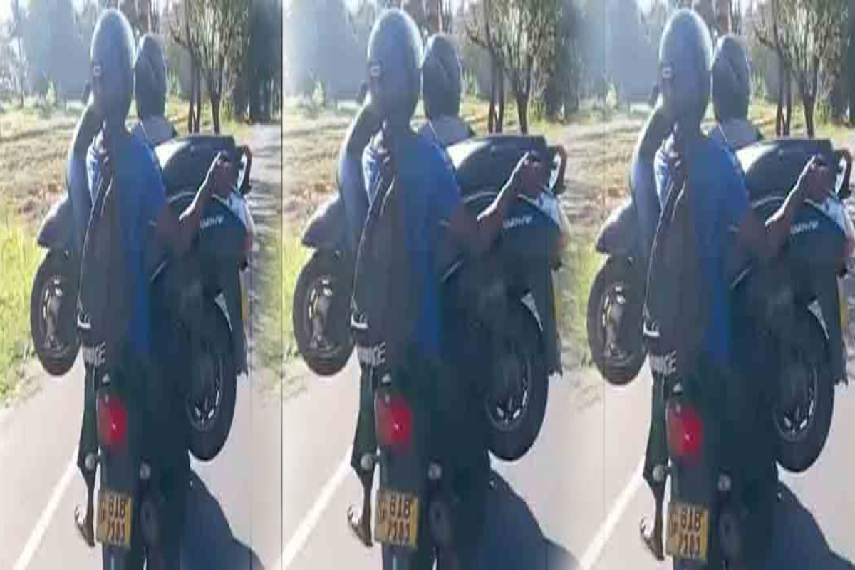 எரிபொருள் தட்டுப்பாடு ; இலங்கையில் ஸ்கூட்டருக்கு லிஃப்ட் கொடுத்த ஸ்கூட்டர் | Fuel Shortage Scooter Lift To Another Scooter எரிபொருள் தட்டுப்பாடு ; இலங்கையில் ஸ்கூட்டருக்கு லிஃப்ட் கொடுத்த ஸ்கூட்டர் | Fuel Shortage Scooter Lift To Another Scooter