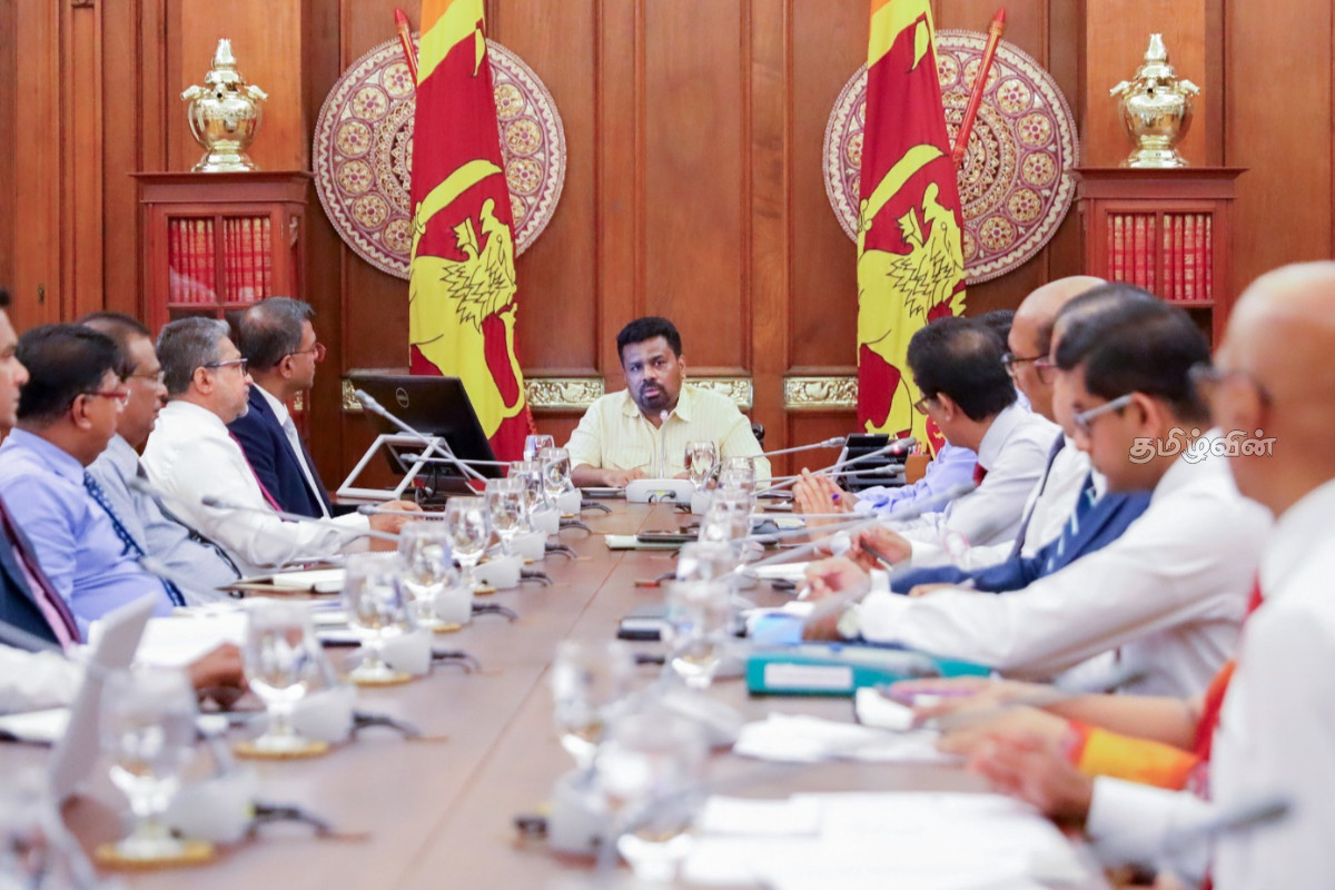 இலங்கை கடற்பரப்பில் அமெரிக்க தாக்குதல்: ஜனாதிபதி அலுவலகத்தில் உயர்மட்ட கலந்துரையாடல் | Urgent Discussion At The Presidential Office இலங்கை கடற்பரப்பில் அமெரிக்க தாக்குதல்: ஜனாதிபதி அலுவலகத்தில் உயர்மட்ட கலந்துரையாடல் | Urgent Discussion At The Presidential Office