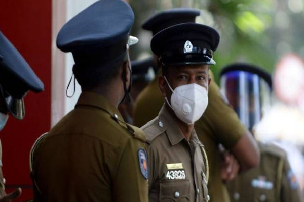 இலங்கையில் பகீர் சம்பவம்: நடுவீதியில் மகள்களுடன் உயிரை மாய்க்க முயன்ற தந்தை! | Colombo Father Tried Suicide With His Children