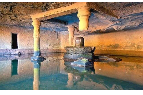 இந்த ஒற்றை தூணும் விழுந்து விட்டால்... மர்மங்கள் நிறைந்த கோவில் | Harishchandra Ghat Temple