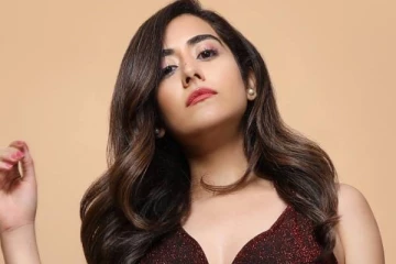 பாலிவுட் நாயகிகளை மிஞ்சும் கிளாமர் உடையில் பாடகி ஜோனிதா காந்தி- செம வைரல்