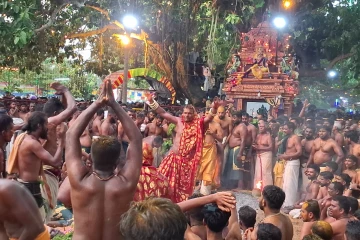 வரலாற்று சிறப்புமிக்க புன்னைச்சோலை பத்திரகாளி அம்மன் ஆலய வருடாந்த தீ மிதிப்பு - திரளும் பக்தர்கள்