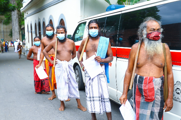 කොවිඩ් අවදානම ඉහළ යාම හේතුවෙන් එන්නත්කරණය වේගවත් කෙරේ..ආදිවාසී පිරිසත් ඒ අතර (PHOTOS) | Covid19 Vaccination Sri Lanka