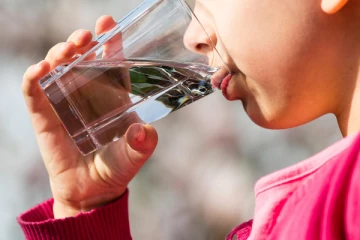 தூங்கும் போது தண்ணீர் குடிப்பதால் உடலில் ஏற்படும் மாற்றங்கள் என்ன தெரியுமா?