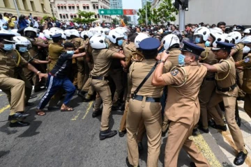கொழும்பில் முடங்கிய வீதி! அரசாங்கத்திற்கு எதிராக பாரிய ஆர்ப்பாட்டம் - பொலிஸார் குவிப்பு (Live)