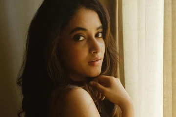 படு கவர்ச்சியான உடையில் பிரியங்கா மோகன்!! இப்படி மாறிட்டாரே..