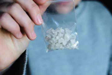 සැකකටයුතු පුද්ගලයෙකු ළඟ තිබී පොලිසිය සොයාගත් වටිනා දේ..