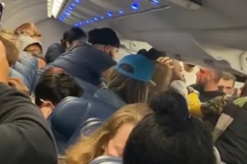 நடுவானில் விமானத்தில் இந்திய வம்சாவளி இளைஞரின் மோசமான செயல்!