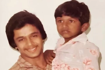 அர்ஜுன் தூக்கி வைத்திருக்கும் இந்த டாப் நடிகர் யார் தெரியுமா.. தெரிஞ்சா ஷாக் ஆகிடுவீங்க..