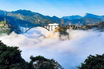 ஈபிள் டவரைவிட அதிக உயரம்! உலகின் முக்கிய பாலமாகியிருக்கும் செனாப் ரயில் பாலத்தின் அழகிய புகைப்படம்!