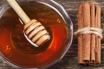 தேனுடன் கொஞ்சம் இலவங்கப் பொடியை சேர்த்து சாப்பிடுங்க..! நன்மைகளோ ஏராளம்