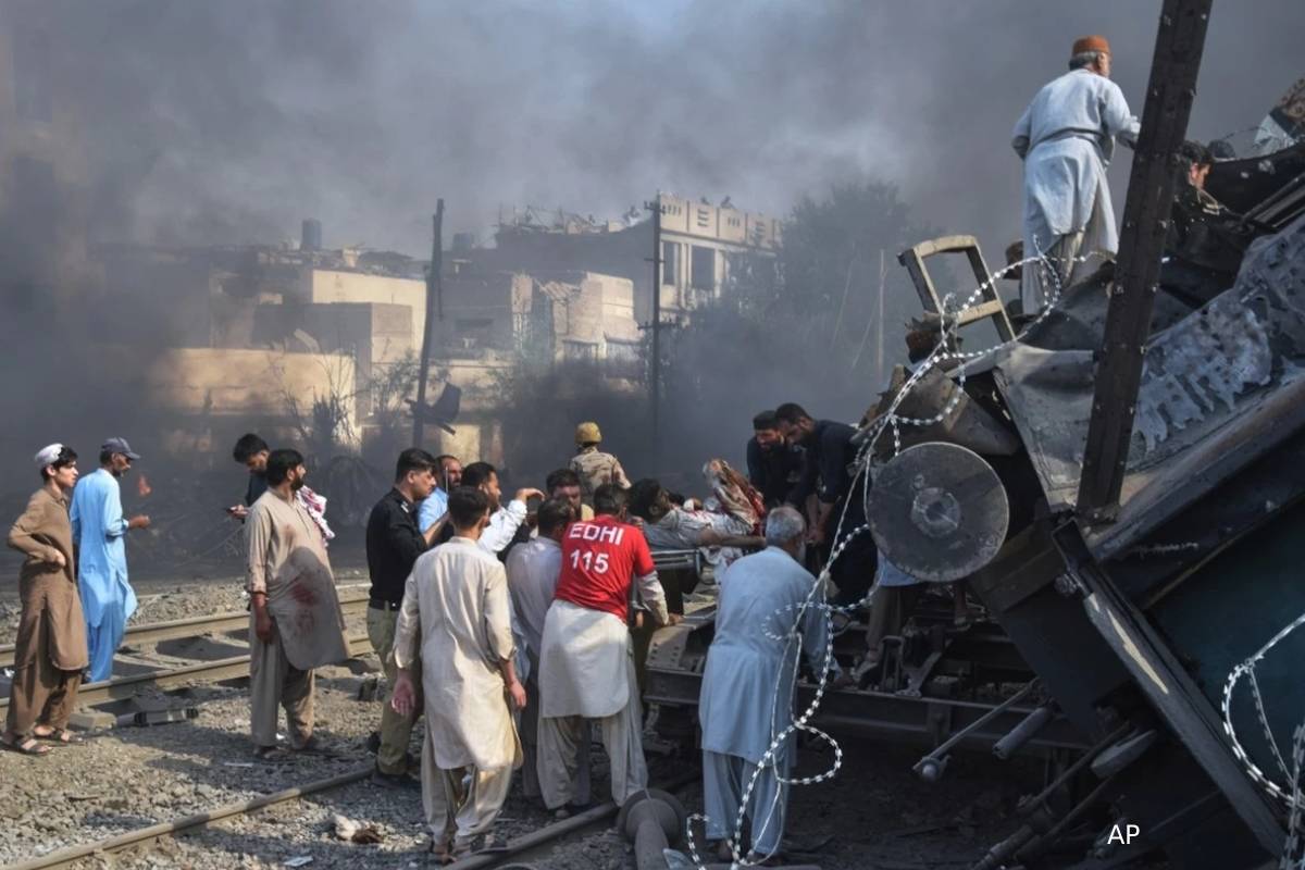 train attack in pakistan 30 killed