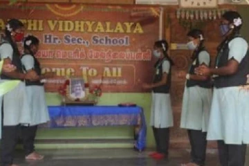 நடிகர் விவேக் மறைவுக்கு  மலர் தூவி அஞ்சலி செலுத்திய பள்ளி மாணவிகள்