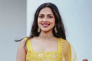 சட்டை பட்டன் போடாமல் அமலா பாலின் ஹாட் போட்டோ