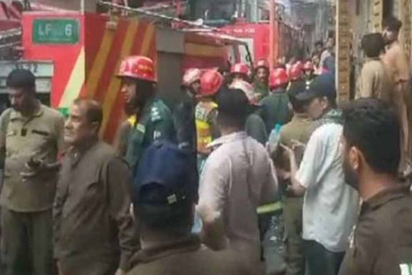 வீடொன்றில் ஏற்பட்ட பயங்கர சம்பவம்: ஒரே குடும்பத்தை சேர்ந்த 10 பேர் உயிரிழப்பு! | Pakistan Home Bridge Exploded Fire 10 People Death