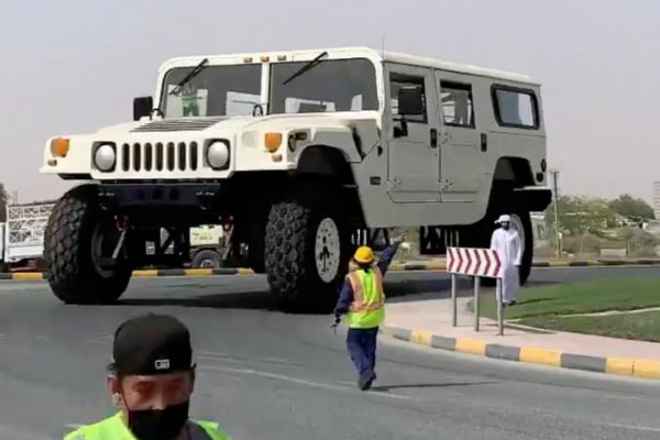 உலகின் மிகப்பெரிய ஹம்மர் கார்; அசத்தும் அரேபிய ஷேக்! என்னவெல்லாம் இருக்கு தெரியுமா? | World S Largest Hummer Car Awesome Arabian Shake உலகின் மிகப்பெரிய ஹம்மர் கார்; அசத்தும் அரேபிய ஷேக்! என்னவெல்லாம் இருக்கு தெரியுமா? | World S Largest Hummer Car Awesome Arabian Shake