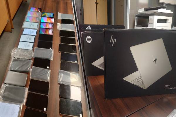 சட்டவிரோதமாக கொண்டுவரப்பட்ட கையடக்கத் தொலைபேசிகளுடன் கட்டுநாயக்கவில் மூவர் கைது | 3Arrested In Katunayake Illegally Imported Mobiles