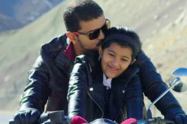 நடிகர் விஜய்யின் மகள் தனியாக நின்று எடுத்துக்கொண்ட புகைப்படம்.. இதோ பாருங்க