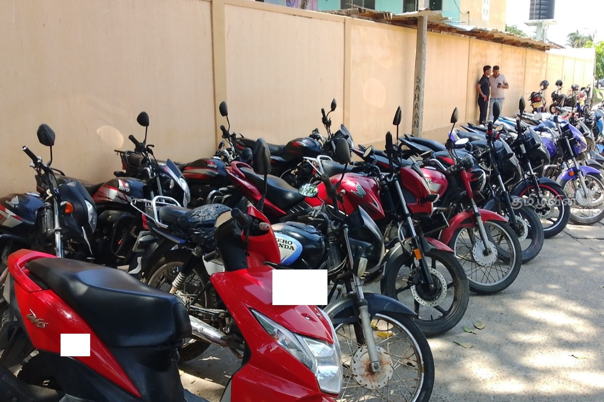 போக்குவரத்து சட்ட விதிகளை மீறியவர்களின் 33 மோட்டார் சைக்கிள்கள் மீட்பு | 33 Motorcycles Of Traffic Violators Recovered போக்குவரத்து சட்ட விதிகளை மீறியவர்களின் 33 மோட்டார் சைக்கிள்கள் மீட்பு | 33 Motorcycles Of Traffic Violators Recovered