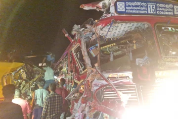 கோர விபத்தில் சிக்கிய கிளிநொச்சி பேருந்து ஒருவர் பலி எண்மர் காயம் (படங்கள்)