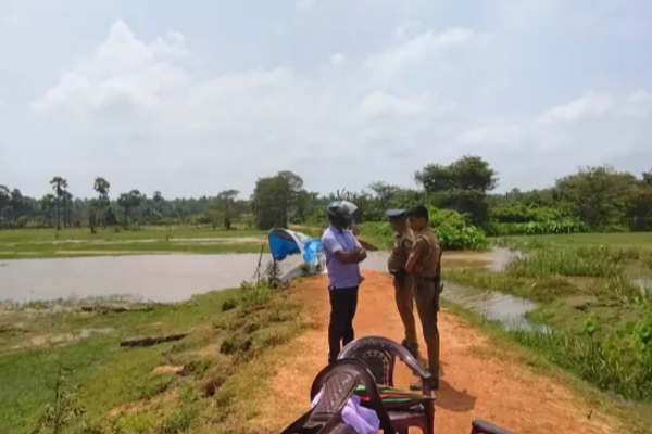 யாழில் சட்டவிரோதமாக மணல் ஏற்றிய இயந்திரம் விபத்துக்குள்ளாகி பெண்ணொருவர் பலி | Jaffna Illegal Sand Loading Machine Motorcycle Die