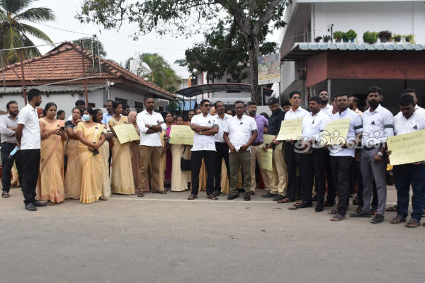 மன்னாரில் பெண் கிராம அலுவலரை தாக்க முயற்சி - போராட்டத்தில் குதித்த கிராம அலுவலர்கள் | Attempted Attack On Female Gs In Mannar மன்னாரில் பெண் கிராம அலுவலரை தாக்க முயற்சி - போராட்டத்தில் குதித்த கிராம அலுவலர்கள் | Attempted Attack On Female Gs In Mannar