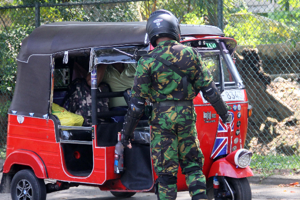 திடீர் சோதனையில் அதிரடிப் படையினர் !(Photos) | Action Troops In A Surprise Raid