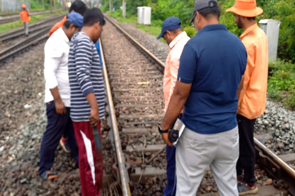 தண்டவாளத்தைக் கடக்க முயன்ற பெண்ணுக்கு நேர்ந்த கதி | Woman Hit By Train While Crossing Tracks தண்டவாளத்தைக் கடக்க முயன்ற பெண்ணுக்கு நேர்ந்த கதி | Woman Hit By Train While Crossing Tracks