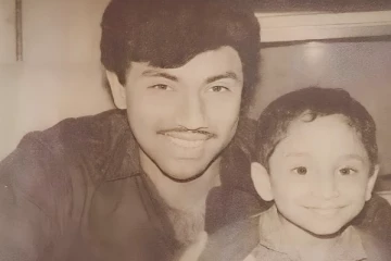 சத்யராஜுடன் இருக்கும் இந்த குட்டி சிறுவன் யாருனு தெரியுமா?