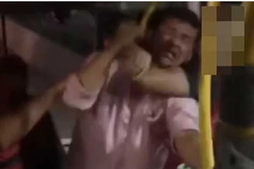 ஓடும் பேருந்தில் தொல்லை கொடுத்த இளைஞருக்கு தர்ம அடி கொடுத்த பெண் - வைரல் வீடியோ