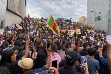 கோட்டாபய அரசுக்கு எதிராக மற்றொரு பிரபல நாட்டில் பாரிய போராட்டத்தில் ஈடுபட்ட மக்கள்!