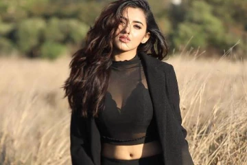 குட்டையாடையில் வீடியோ வெளியிட்ட 23 வயது நடிகை!! வாய்ப்பிளந்து ஜொள்ளுவிட்ட 43 வயது நடிகர்.