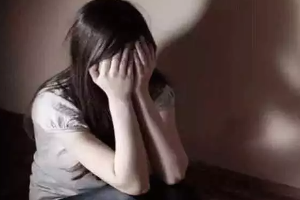 பெற்ற 2 மகள்களை பாலியல் பலாத்காரம் செய்த தந்தை ; ஊரே சேர்ந்து செய்த சம்பவம் | Father Who Abuse 2 Daughters பெற்ற 2 மகள்களை பாலியல் பலாத்காரம் செய்த தந்தை ; ஊரே சேர்ந்து செய்த சம்பவம் | Father Who Abuse 2 Daughters