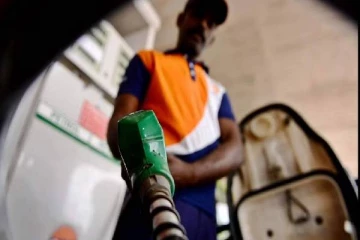 டீசல் வாங்கி தருவதாக பணம் மோசடி! மரத்தில் கட்டி வைத்து சரமாரியாக தாக்கிய மக்கள்