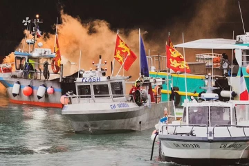 பிரித்தானிய போர்க்கப்பல்களைக் கண்டு மிரண்டு திரும்பிய பிரான்ஸ் படகுகள்... அடிவாங்கியும் அடங்க மறுத்து மீண்டும் மிரட்டல்