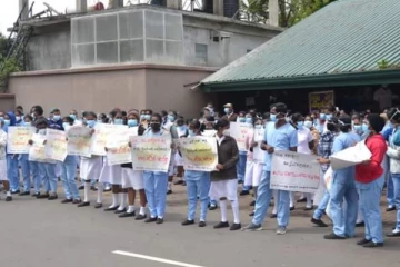 நுவரெலியா வைத்தியசாலையில் சுகாதார பணியாளர்கள் போராட்டம்!