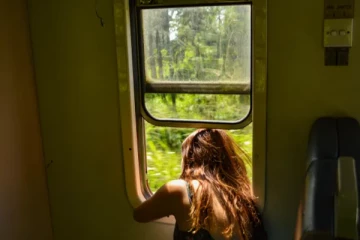 ரயிலில் தூங்கி எழுந்த இளம் பெண்ணுக்கு காத்திருந்த அதிர்ச்சி!