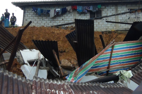 பாரிய மண்திட்டு சரிந்தத்தில் 3 பேருக்கு நேர்ந்த கதி | Massive Landslide House Maskelia Killed 3 People