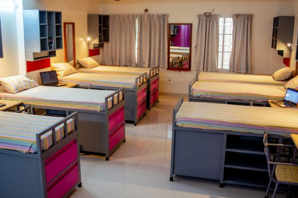 பெண்கள் விடுதியில் கழிவு குழாய் அடைப்பு ; குவியல் குவியலாக வெளிவந்த ஆணுறைகள்! | Condoms Clog The Waste Pipe In The Women S Hostel