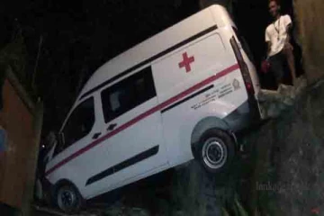 விபத்துக்குள்ளான ஆம்புலன்ஸில் பீர் கேன்கள்; க்ஷாக்கான பொலிஸார்