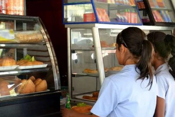 පළි ගනීමට පාසල් කැන්ටිමේ කුඩු තියලා - සිදුවූ දේ මෙන්න..