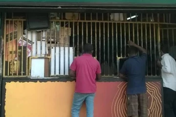 நாட்டின் அனைத்து மதுபான விற்பனை நிலையங்களுக்கும் சீல்