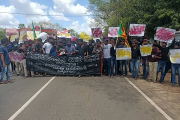 ஜனாதிபதியை நாட்டை விட்டு வெளியேறுமாறு வவுனியாவில் பல்கலைக்கழக மாணவர்கள் போராட்டம் (Video)