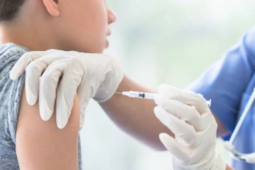 கொரோனா தடுப்பூசி செலுத்துவதை தடுக்க தாய் செய்த காரியம்