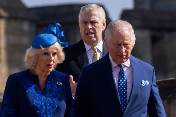 ஆண்ட்ரூ அரண்மனையில் இருந்து வெளியேற்றப்பட... மன்னருடன் நெருங்கும் இளவரசர் ஹரி | Prince Harry Backs King Decision