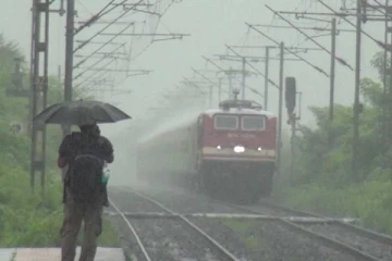 கொட்டி தீர்க்கும் கனமழை - சென்னையில் ரயில்கள் புறப்பாடு தாமதம்: பயணிகள் கடும் அவதி