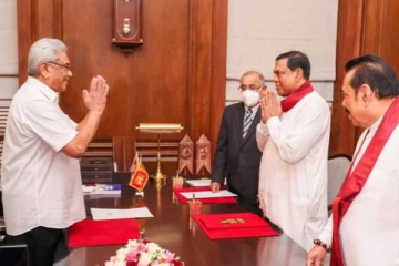சற்று முன்னர் நிதியமைச்சராக கோட்டாபய முன்னிலையில் பதவியேற்ற பசில்! மகிந்தவின் பதவியிலும் மாற்றம்